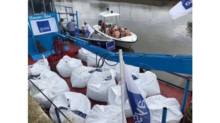 AySA distribuye en un barco agua potable en el Delta